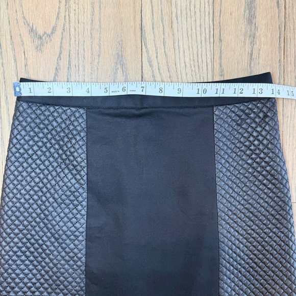 Club Monaco Women’s Black Quilted Panel Mini Zipper Back Skirt Size 0 - Picture 5 of 14